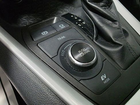 Used 2022 Toyota RAV4 LE AWD/4WD image 16