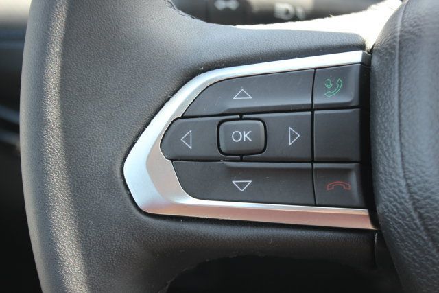 Used 2025 Jeep Compass Latitude w/ Convenience Group AWD/4WD image 13