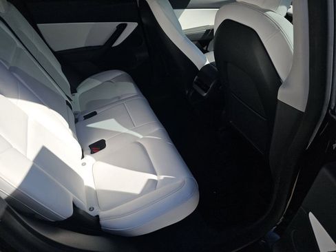 Used 2022 Tesla Model Y Long Range image 5