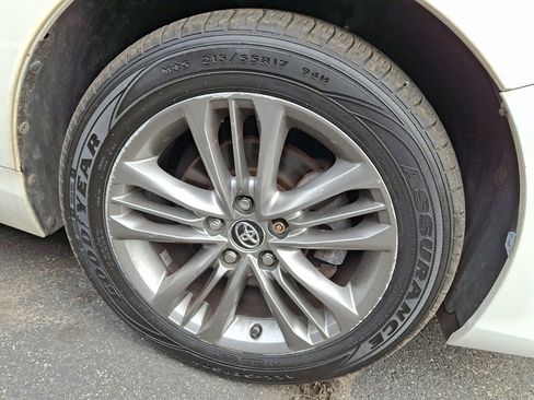 Used 2017 Toyota Camry SE image 3