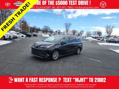 Used 2025 Toyota Sienna XLE image 1
