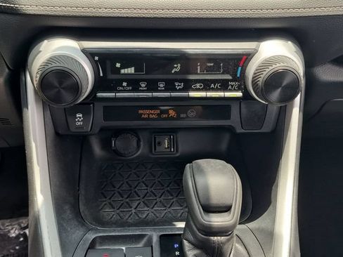 Used 2019 Toyota RAV4 LE FWD image 15