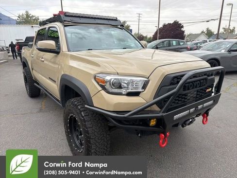 Used 2020 Toyota Tacoma TRD Off-Road w/ Technology Package AWD/4WD image 3