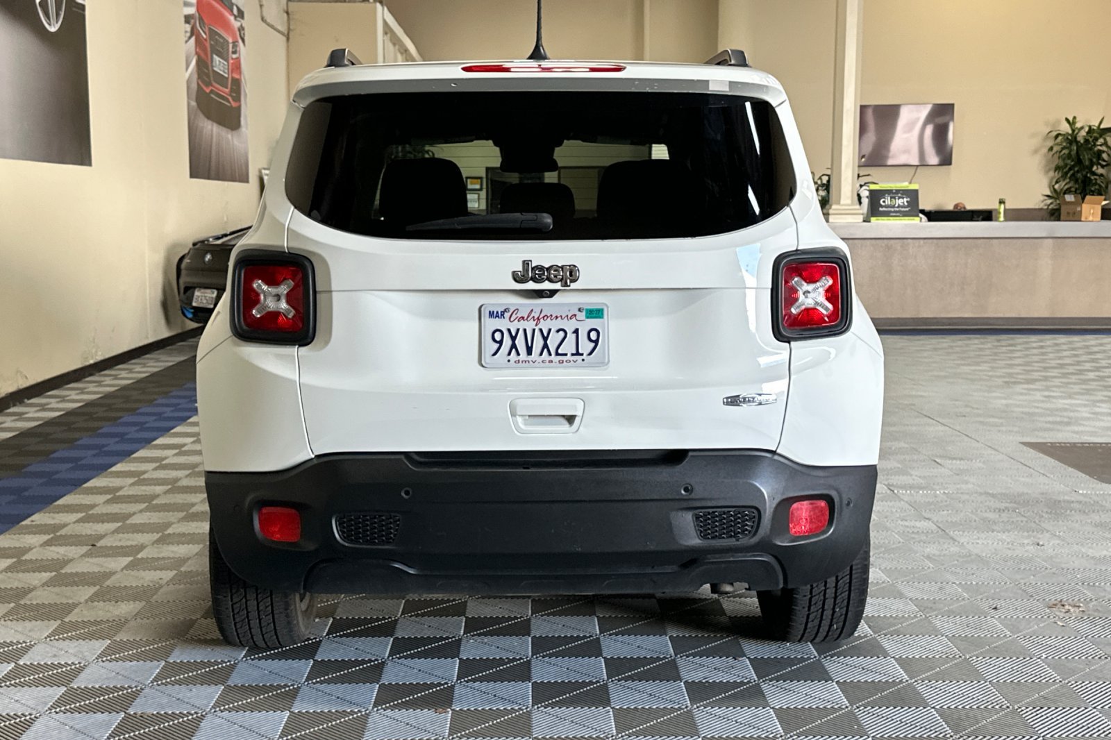 Used 2018 Jeep Renegade Latitude FWD image 5