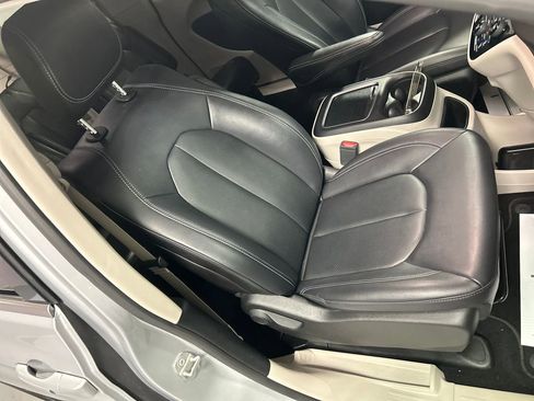 Used 2024 Chrysler Pacifica Touring-L image 26