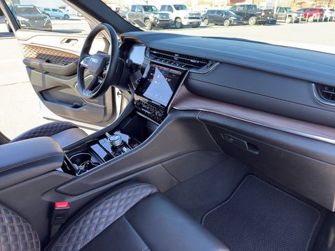 Used 2025 Jeep Grand Cherokee Summit image 32