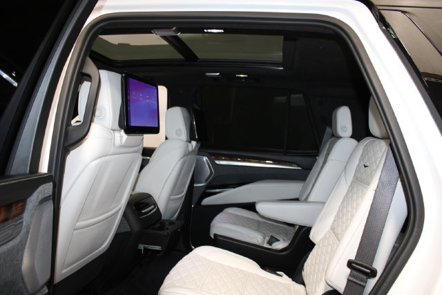 Used 2025 Cadillac Escalade Sport Platinum w/ LPO, ONYX Package AWD/4WD image 11