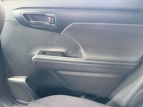 Used 2025 Toyota Highlander LE FWD image 11