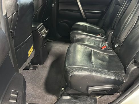 Used 2012 Toyota Highlander SE w/ Tow Pkg image 11