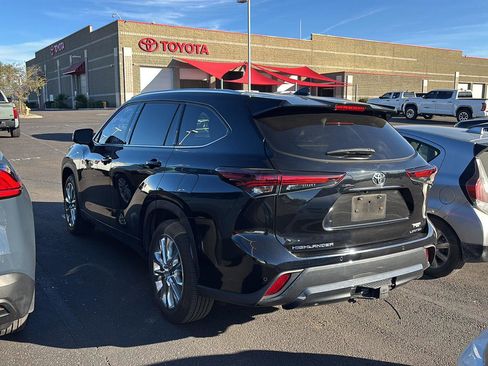 Used 2024 Toyota Highlander Limited image 3