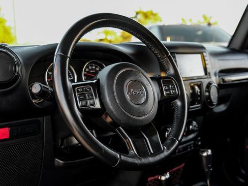 Used 2017 Jeep Wrangler Unlimited Rubicon image 12