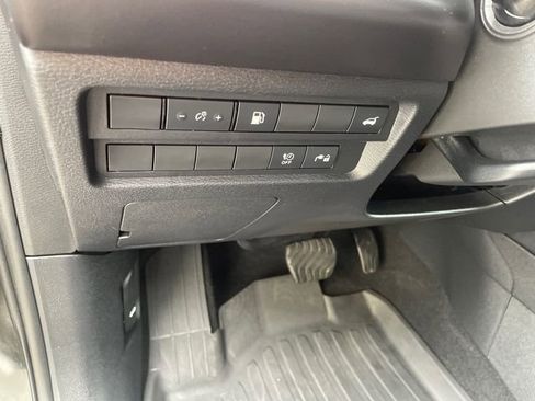 Used 2024 Mitsubishi Outlander 4WD Plug-In Hybrid image 25