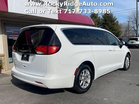 Used 2023 Chrysler Voyager LX image 7