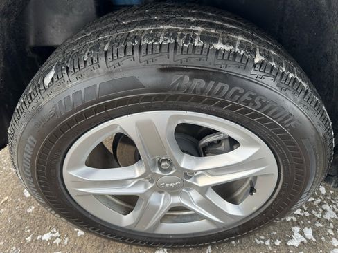 Used 2023 Jeep Compass Sport w/ Mopar Graphics Package image 18