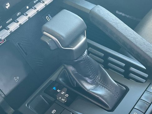 Used 2024 Toyota Tacoma Limited w/ Limited Package (LT) image 17