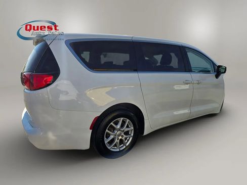 Used 2022 Chrysler Voyager LX FWD image 6