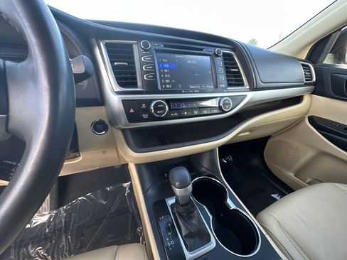 Used 2016 Toyota Highlander XLE image 24
