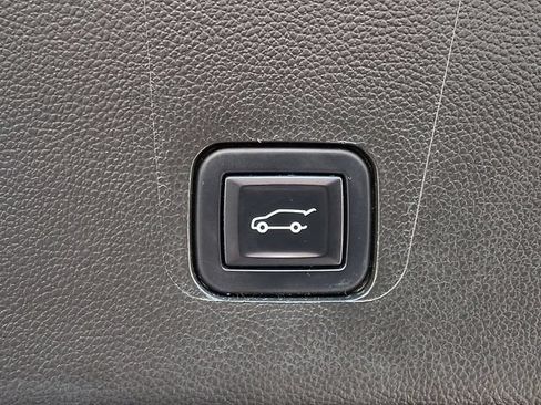 Used 2023 Chevrolet Traverse LT FWD image 29