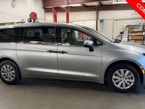Used 2021 Chrysler Voyager L image 4