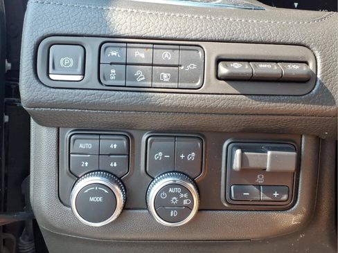 Used 2022 GMC Yukon XL Denali w/ Advanced Technology Package AWD/4WD image 19