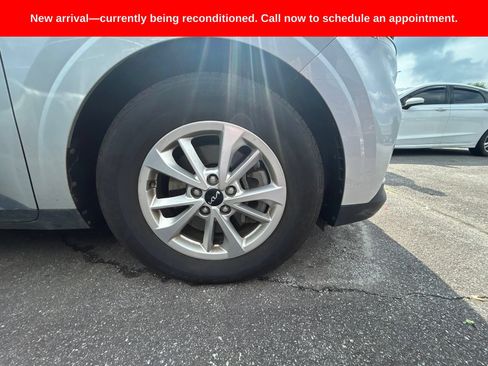 Used 2022 Kia Carnival LX FWD image 4