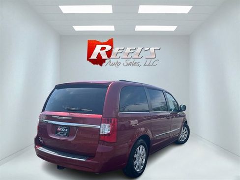 Used 2014 Chrysler Town & Country Touring image 7
