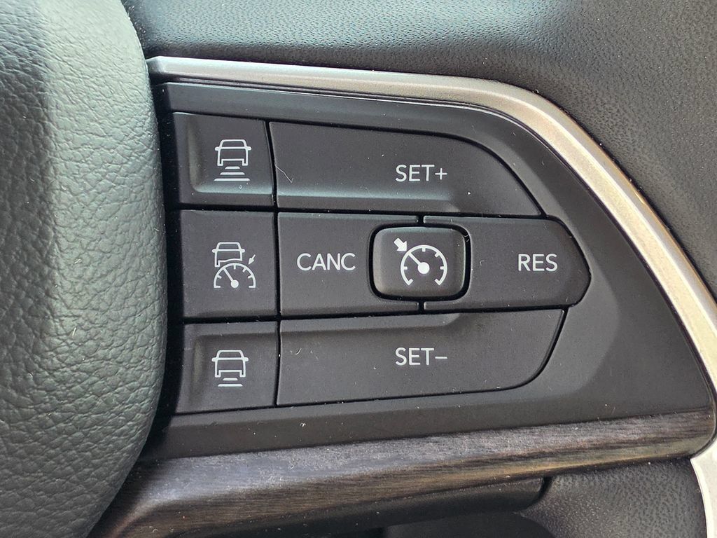 Used 2023 Jeep Grand Cherokee L Limited w/ Black Appearance Package AWD/4WD image 18