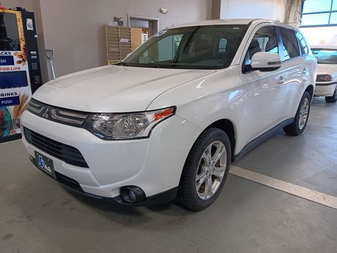Used 2014 Mitsubishi Outlander SE image 2