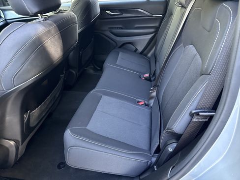 Used 2023 Jeep Grand Cherokee Laredo AWD/4WD image 20