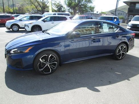 Used 2024 Nissan Altima 2.5 SR w/ SR Premium Package AWD/4WD image 3