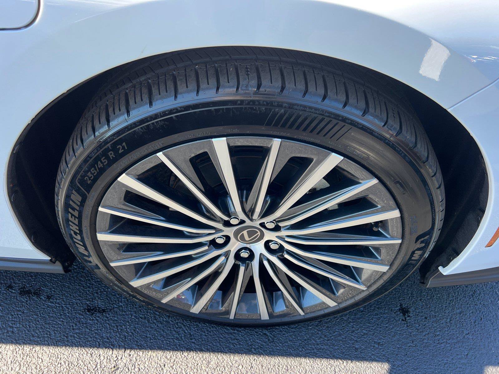 Used 2026 Lexus ES 350e w/ Convenience Package FWD image 12