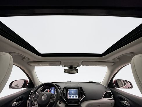 Used 2021 Jeep Cherokee Limited image 17