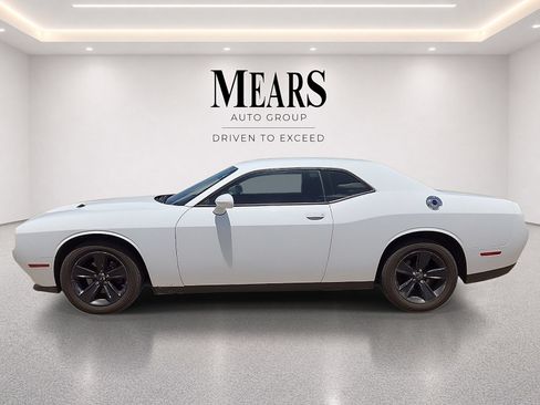 Used 2016 Dodge Challenger SXT RWD image 2