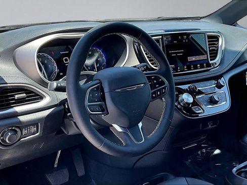 New 2027 Chrysler Pacifica Select FWD image 4