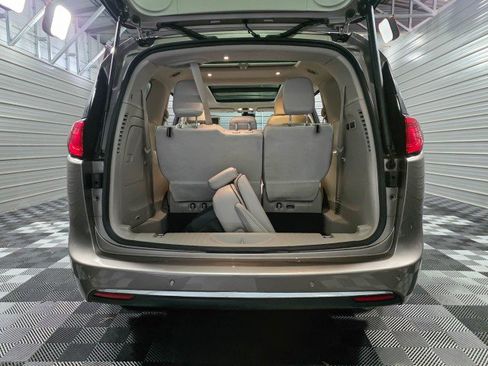 Used 2017 Chrysler Pacifica Limited image 10