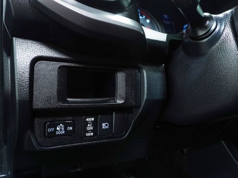 Used 2018 Toyota Tacoma TRD Off-Road w/ Technology Package AWD/4WD image 23