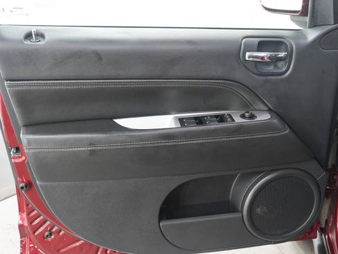 Used 2014 Jeep Compass Latitude FWD image 19