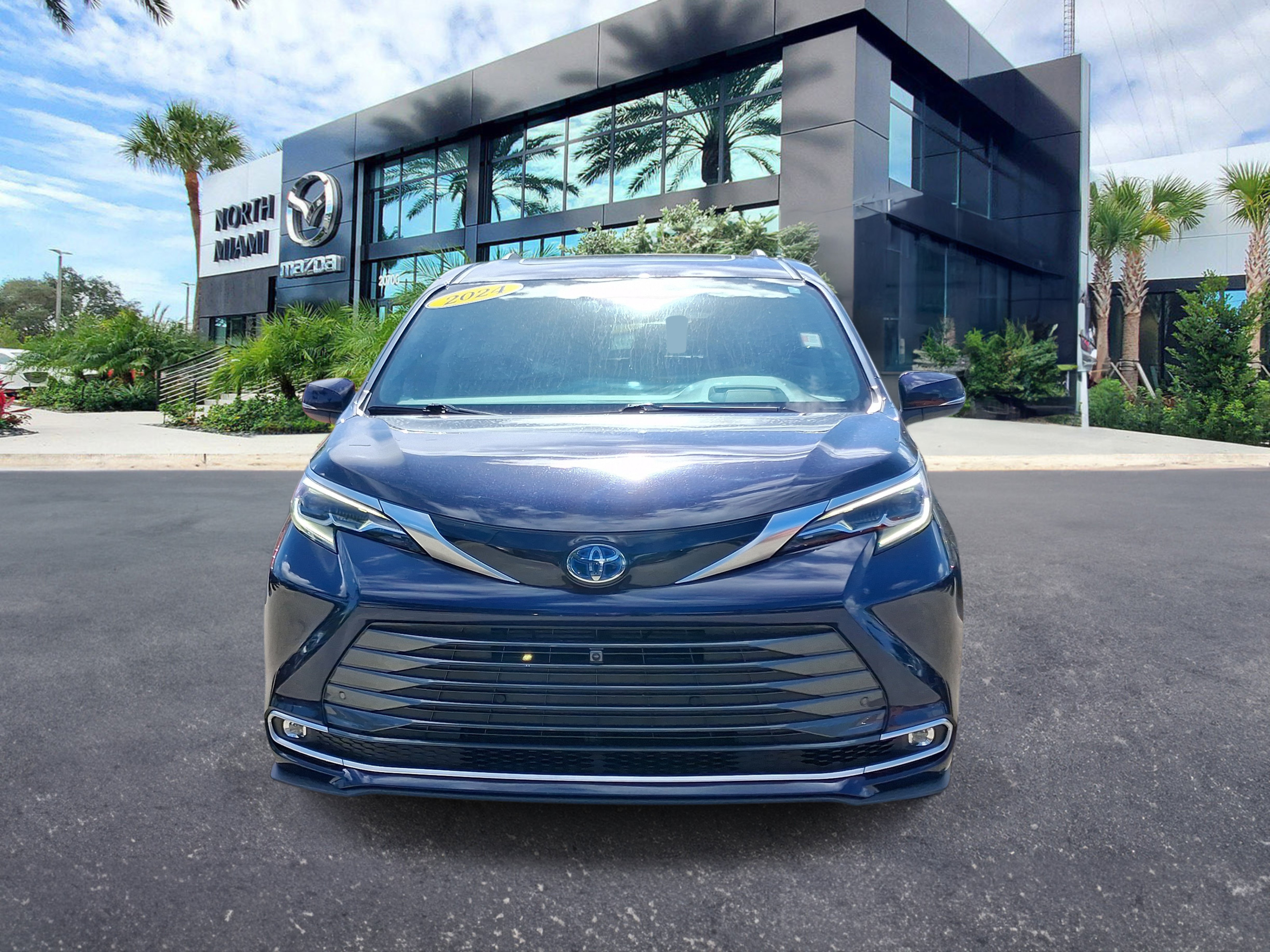 Used 2024 Toyota Sienna Platinum FWD image 2