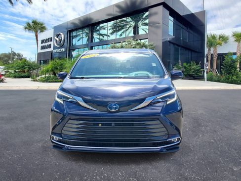 Used 2024 Toyota Sienna Platinum FWD image 2