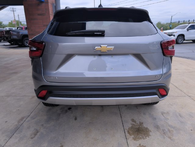 Used 2025 Chevrolet Trax LT FWD image 7