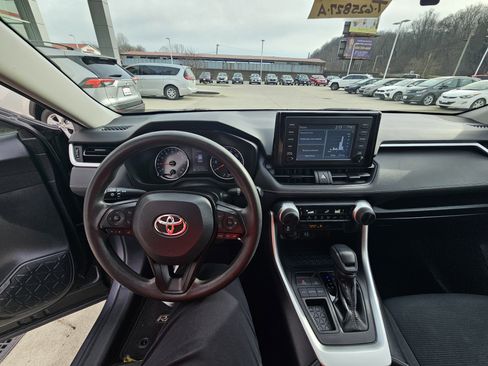 Used 2019 Toyota RAV4 LE image 17
