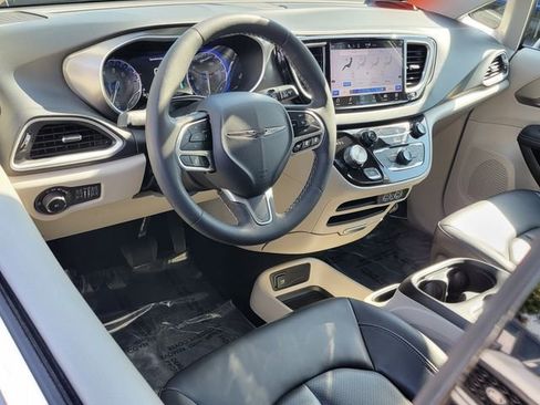 Used 2023 Chrysler Pacifica Touring-L image 3