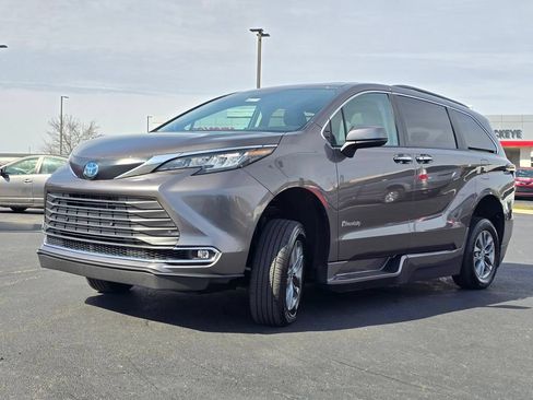 Used 2023 Toyota Sienna XLE w/ XLE Plus Package FWD image 4