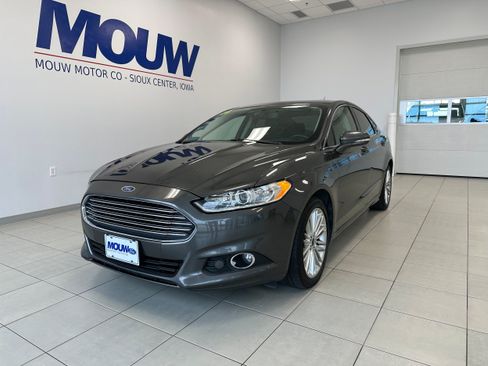 Used 2016 Ford Fusion SE w/ Equipment Group 202A FWD image 2