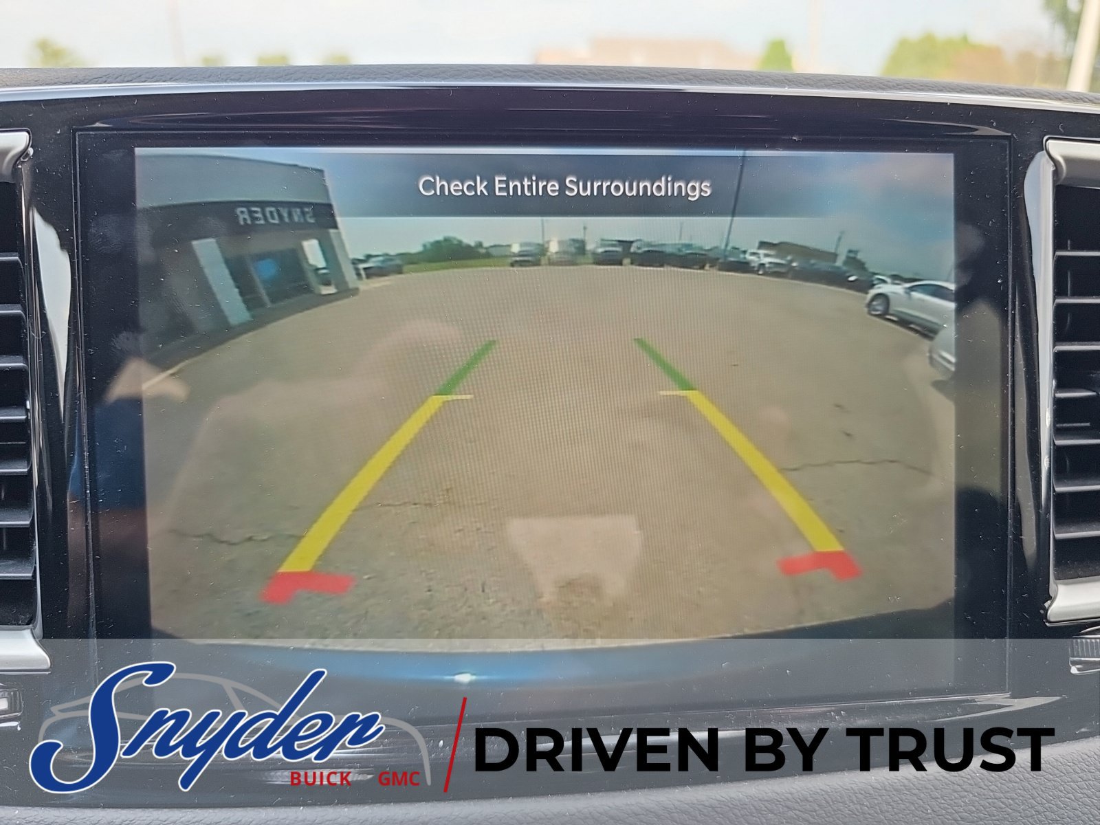 Used 2023 Chrysler Pacifica Touring-L FWD image 11