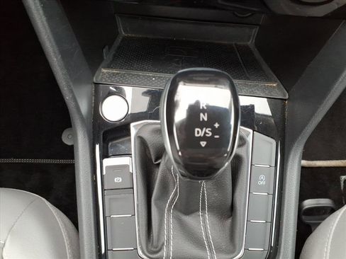 Used 2023 Volkswagen Taos SE w/ Panoramic Sunroof Package image 17