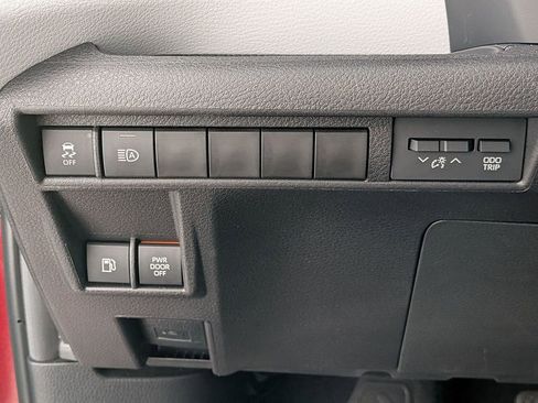 Used 2025 Toyota Sienna XLE FWD image 12