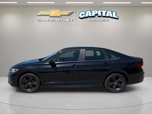 Used 2023 Volkswagen Jetta SE w/ Panoramic Sunroof Package FWD image 2