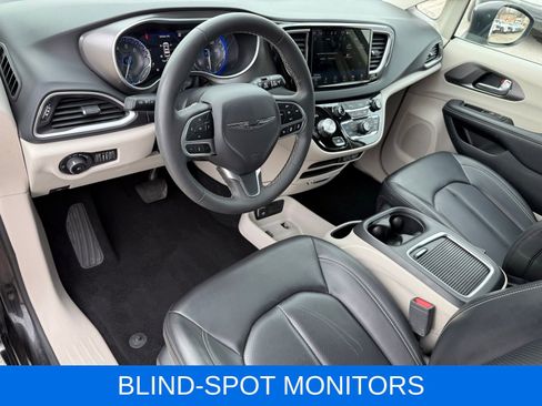 Used 2023 Chrysler Pacifica Touring-L image 16