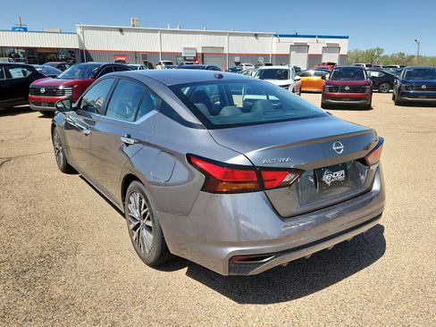 Used 2023 Nissan Altima 2.5 SV image 3